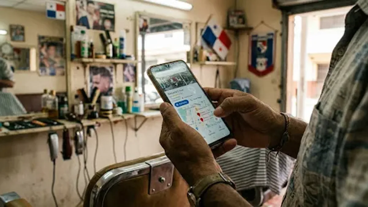 Dueño de una barbería en Panamá revisando en su celular la ficha de Google de su propio negocio